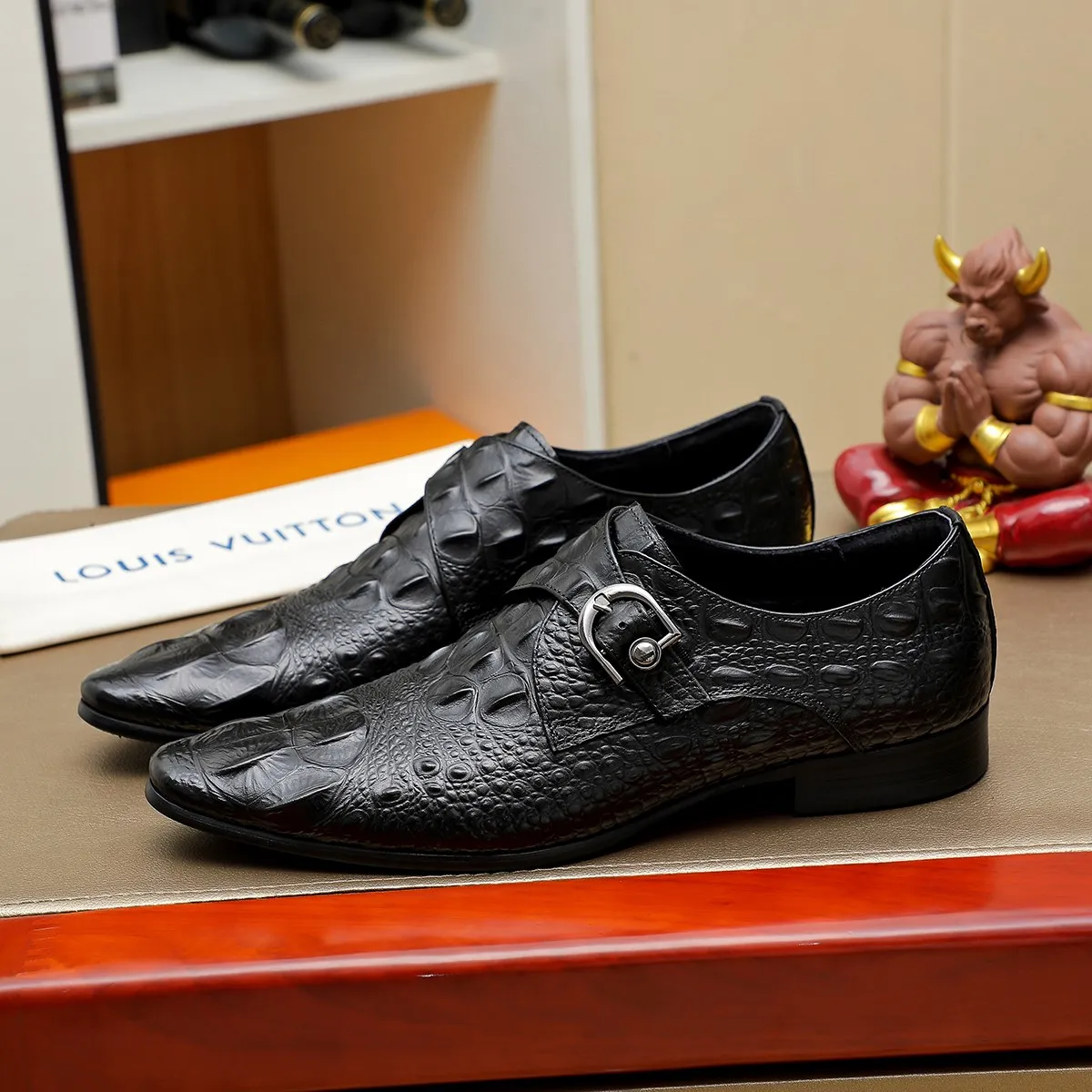 Men's shoes 💰560 💰 Louis Vuitton LV ® Autumn and Winter 🆕 models 🔛Full shoe counter First layer cowhide, 🐂Leather lined casual shoes for men, super soft outsole, a must-have for driving. Counter synchronization Original first layer cowhide Completely 1:1 mold customization 🌹Top version, 2 colors available! Number: 38-45 (37.46. Customized)
